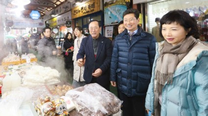 1-1. 이상일 용인특례시장이 6일 부인 김미영 여사와 함께 용인중앙시장을 방문해 직접 제수용품 등을 구입하며 장을 보고 있다..jpg