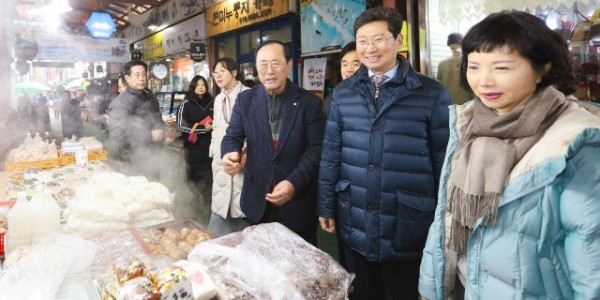 1-1. 이상일 용인특례시장이 6일 부인 김미영 여사와 함께 용인중앙시장을 방문해 직접 제수용품 등을 구입하며 장을 보고 있다..jpg