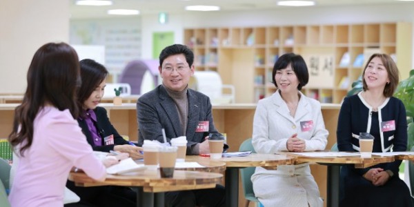 11-2. 이상일 용인특례시장(가운데)이 지난 5일 용인 어린이 상상의 숲에서 시민과의 대화를 열어 교육 현안에 대해 이야기 나누고 있다.jpg