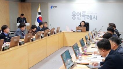 1-1. 이상일 용인특례시장이 지난 7일 생활밀착형 사업 보고회를 주재하고 있다.JPG