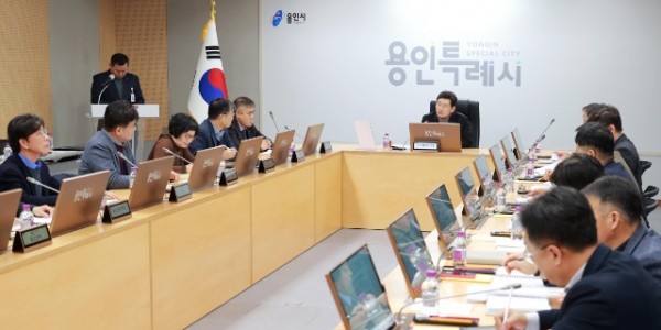 1-1. 이상일 용인특례시장이 지난 7일 생활밀착형 사업 보고회를 주재하고 있다.JPG