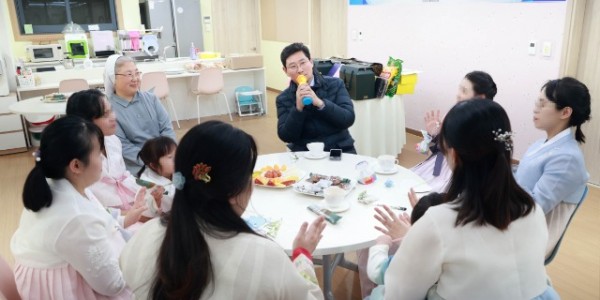 16-3. 이상일 용인특례시장이 지난 6일 기흥구 상하동에 있는 생명의 집 관계자들을 만나 의견을 나눴다..jpg