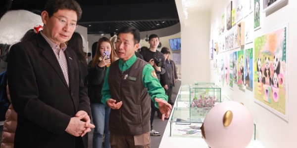 10-5. 바오하우스에 전시된 바오팬들의 팬아트를 관람하는 이상일 용인특례시장의 모습..JPG