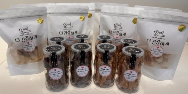 1-1. 용인시지역자활센터 청년위드펫사업단이 운영하는 반려동물 수제 간식 전문점 ‘더 건강하개’에서 판매하는 수제간식, 용인시 동물보호센터 유기 동물 입양 안내 스티커가 붙어 있다..jpg