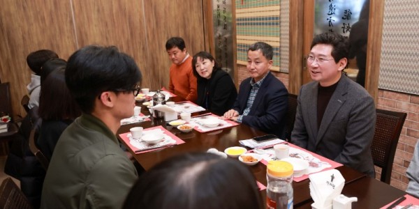 3-2. 지난해 12월 6일 이상일 용인특례시장이 자립준비청년들과 함께 오찬자리를 마련해 대화를 나눴다..JPG