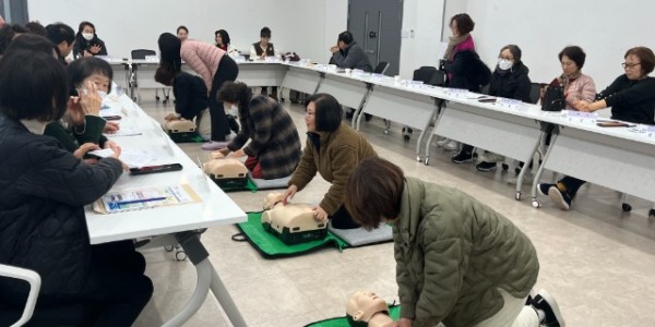 8. 서농동 통장협의회가 지난 8일 심폐소생술 교육을 했다..jpg