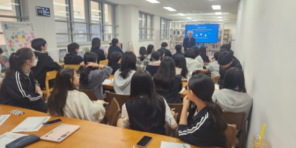 3. 용인시 도서관에서 운영하는 휴먼북 서비스가 중고등학교로 확대 운영된다. 학교에서 휴먼북 강연이 열리고 있는 모습..jpeg