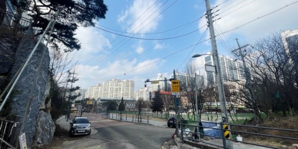 1-1. 오는 2025년 전선지중화 사업 착공이 계획된 상현초등학교 삼거리 인근 모습.jpg