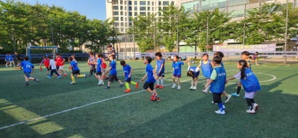 6. 기흥구가 생활체육 프로그램을 운영한다. 유소년 풋살 프로그램 운영 모습..jpg
