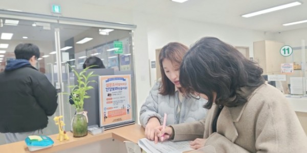 4. 보라동이 행정복지센터 방문 주민을 대상으로 설문조사를 진행하고 있다..jpg