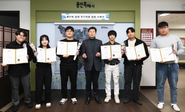 3. 이상일 용인특례시장이 19일 용인학 강좌 우수 수료생 9명에 표창하고 기념촬영을 하고 있다.jpg