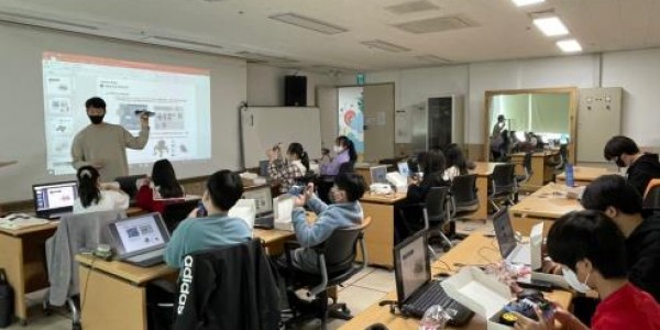 (사진자료1) 4월 8일_ 아두이노 RCī 제작 교육에 학생들이 교육을 듣고 있다..jpg