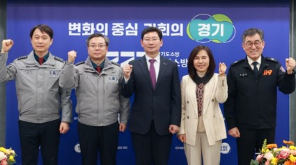 6-2. 지난 2일 용인소방서에서 안전문화살롱이 열렸다. 사진은 왼쪽부터 이종길 (전)용인서부경찰서장, 김경진 (전)용인동부경찰서장, 이상일 용인특례시장, 김희정 용인교육지원청교육장, 안기승 용인소방서장..jpg