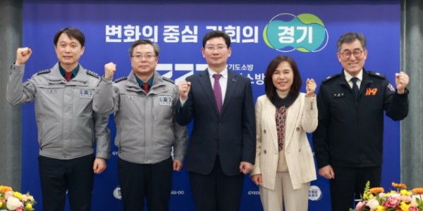 6-2. 지난 2일 용인소방서에서 안전문화살롱이 열렸다. 사진은 왼쪽부터 이종길 (전)용인서부경찰서장, 김경진 (전)용인동부경찰서장, 이상일 용인특례시장, 김희정 용인교육지원청교육장, 안기승 용인소방서장..jpg