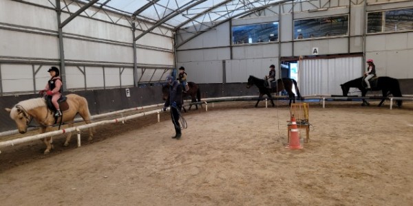 3. 용인시의 한 승마장에서 승마 강습을 받고 있는 학생들의 모습..jpg