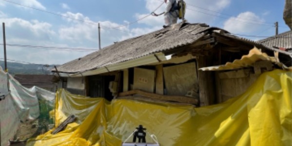 4. 용인특례시가 슬레이트 철거 비용을 지원한다. 사진은 철거 작업이 이뤄지고 있는 모습..jpg