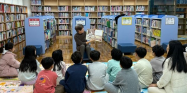 5. 용인특례시 중앙도서관에서 어린이 견학프로그램을 진행하고 있는 모습..jpg