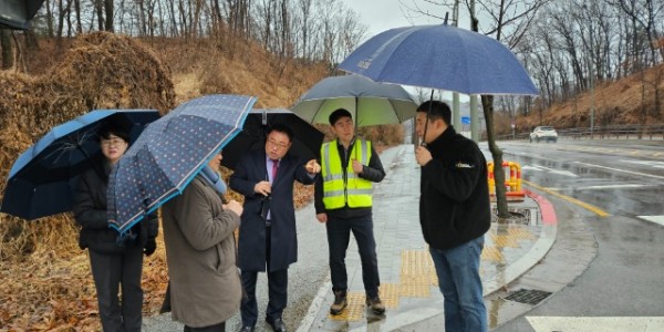 4-1. 처인구가 지난 21일 주민 불편 사항을 해소하기 위해 민원 현장인 선봉대사거리를 점검했다..jpg