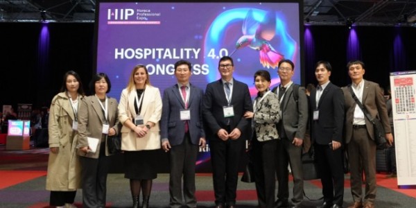 6-3. 이상일 용인특례시장을 비롯한 용인특례시 참관단 일행이 21일 스페인 마드리드 HIP 박람회장에서 주관사인 NEBEXT 관계자들과 기념촬영을 하고 있다..jpg