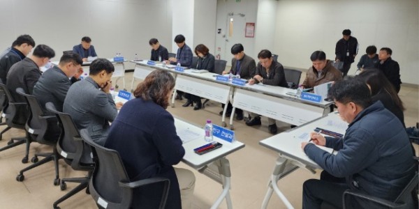 7. 용인특례시 관계자와 SK하이닉스 관계자들이 지난 15일 용인 반도체클러스터 FAB 착공 대비 TF 첫 회의를 개최하고 있다.jpg