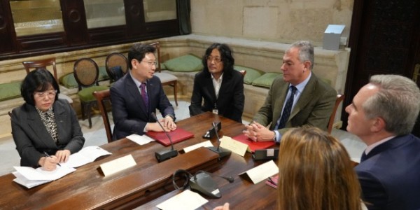 2. 이상일 용인특례시장이 22일 스페인 세비야 시청에서 세비야 시 관계자들과 만나 교류협력방안을 논의하고 있다..jpg