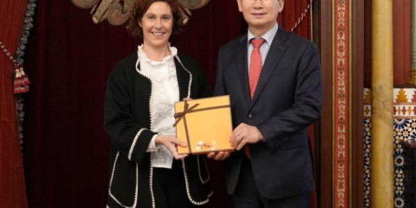 1. 이상일 용인특례시장(오른쪽)이 23일(현지시각) 스페인 바스크주 빌바오시 아마이아 아레지 시장 권한대행(왼쪽)과 기념촬영을 하고 있다.jpg