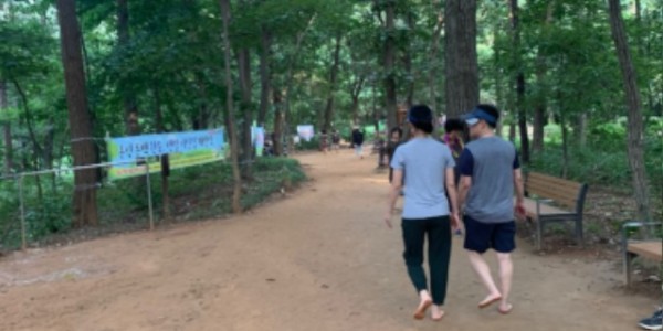3-1. 용인특례시가 올해 14곳에 맨발길을 새로 조성한다. 사진은 기흥구 한숲근린공원 맨발길..jpg