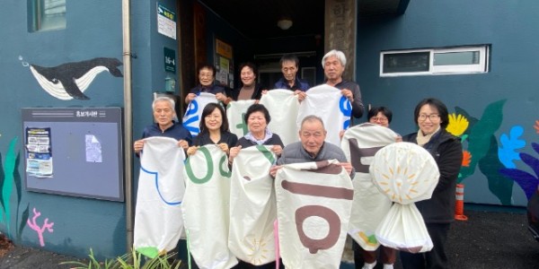 5. 기후변화체험교육센터 강사들이 지난 19일 현수막 재활용 선풍기 커버를 삼삼경로당에 전달했다..jpeg