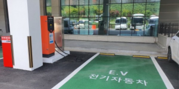 1. 용인특례시가 다음 달 12일까지 환경친화적 자동차 충전 방해 행위 등 주민신고제 운영 변경사항에 대해 행정예고 중이다. 사진은 전기차 충전구역..jpg