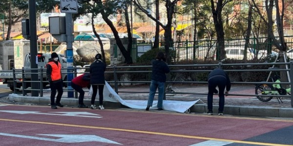 4. 기흥구 관계자가 지난 23일 학교주변 불법광고물을 정비하고 있다..jpg