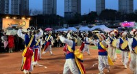 수지구 신봉동에선 정월대보름 맞이 민속축제가 지난 24일 신봉 체육공원에서 열렸다. 사진은 농악단 공연..jpg