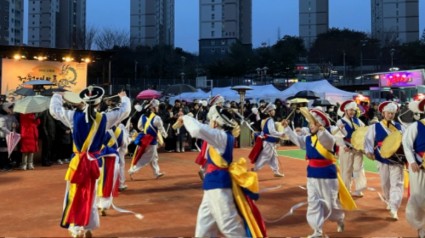 수지구 신봉동에선 정월대보름 맞이 민속축제가 지난 24일 신봉 체육공원에서 열렸다. 사진은 농악단 공연..jpg