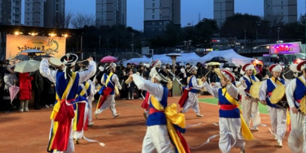 수지구 신봉동에선 정월대보름 맞이 민속축제가 지난 24일 신봉 체육공원에서 열렸다. 사진은 농악단 공연..jpg