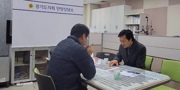 240226 문형근 의원, 학운공원 등 2개소 맨발 산책길 조성 관련 보고 가져.jpg