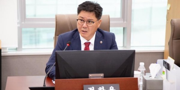 240226 정하용 의원, 학생들의 안전한 보행권 확보와 보행환경 조성을 위한 조례안 상임위 통과 (1).jpg