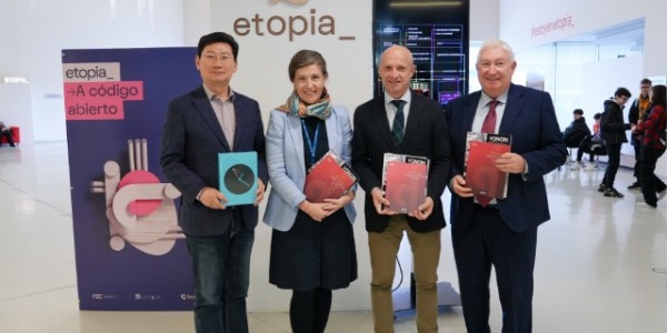 1. 이상일 용인특례시장이 26일 스페인 사라고사시 에토피아 아트 테크놀로지 센터를 방문해 센터 관계자들과 기념촬영을 하고 있다..jpg