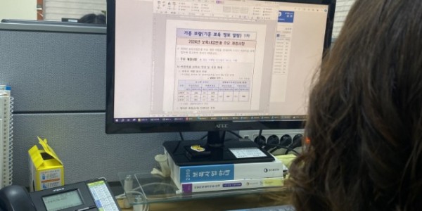 6. 기흥구 관계자가 기흥보람 소식지를 작성하고 있다..jpg