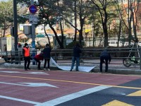 4. 기흥구 관계자가 지난 23일 학교주변 불법광고물을 정비하고 있다..jpg