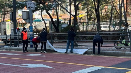 4. 기흥구 관계자가 지난 23일 학교주변 불법광고물을 정비하고 있다..jpg