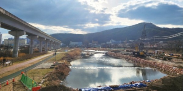 5. 용인특례시가 경안천에 인도교를 설치한다. 사진은 유림교에서 바라본 경안천 모습..jpg