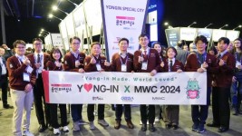 1. 이상일 용인특례시장이 27일 스페인 바르셀로나에서 열린 MWC 2024를 방문해 박람회에 참가한 용인 기업 관계자들과 기념촬영을 하고 있다..JPG