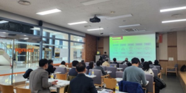 (사진2) 중소기업 임직원들이 수출지원사업에 대한 설명을 듣고 있다.jpg