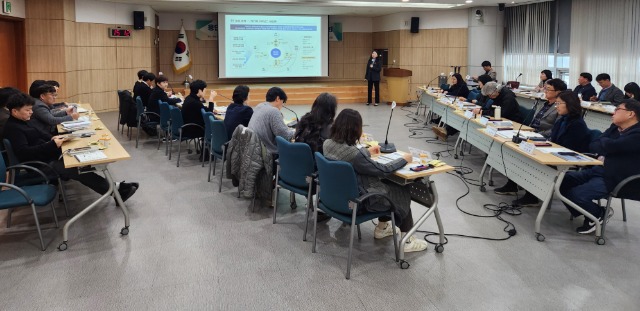 6. 용인특례시는 지난달 29일 시청 비전홀에서 지속가능한 먹거리 체계 구축을 위한 ‘용인시 지역먹거리 계획 수립 연구용역’ 중간 보고회를 개최했다..jpg