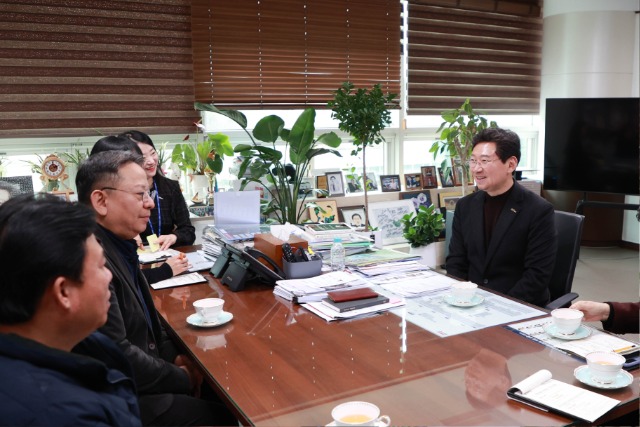 7-2. 이상일 용인특례시장이 1000만원의 성금을 기탁한 (주)용인실업 김종오 대표와 대화를 나누고 있다..jpg