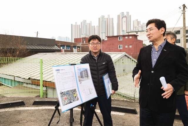 1-1. 이상일 용인특례시장이 12일 신갈오거리 도시재생사업 현장에서 공유플랫폼 부지를 방문해 진행 사항을 점검했다..jpg