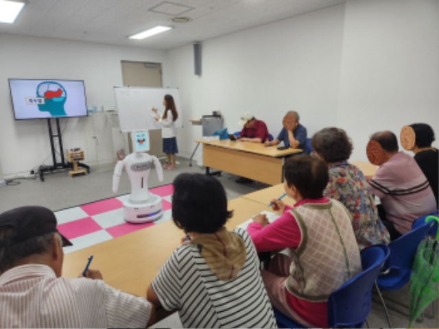 4. 인공지능 로봇을 활용해 치매예방 프로그램을 운영 중인 처인구보건소.jpg