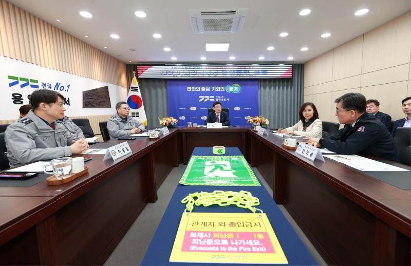 6-1. 이상일 용인특례시장(가운데) 등 지역 기관장들이 지난 2월 용인소방서에서 열린 안전문화살롱 회의에서 화재 피난안내시설 지원을 논의하고 있다.jpg