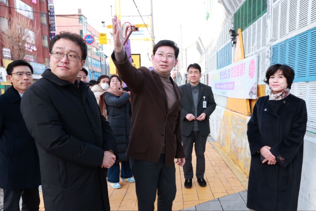 6-2. 이상일 용인특례시장이 지난해 12월 신갈초등학교를 방문해 방음벽 교체 공사와 관련된 상황을 학교 관계자와 학부모들에게 설명하고 있다.jpg