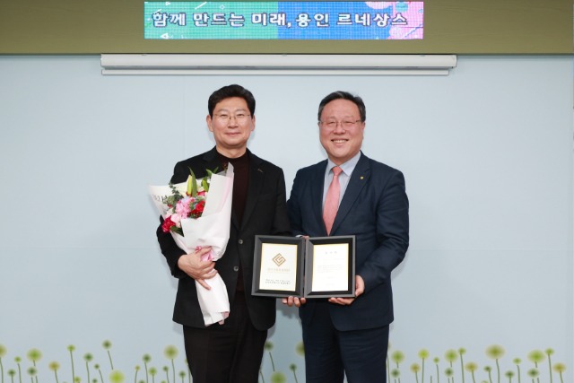 17. 이상일 용인특례시장(왼쪽)이 22일 시장실에서 시석중 경기신용보증재단 이사장으로부터 감사패를 전달받았다..jpg