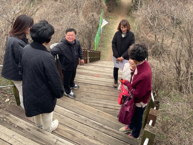 7. 황규섭 기흥구청장(왼쪽에서 세번째)이 지난 22일 신갈공원 공사 현장을 방문해 점검했다..jpg